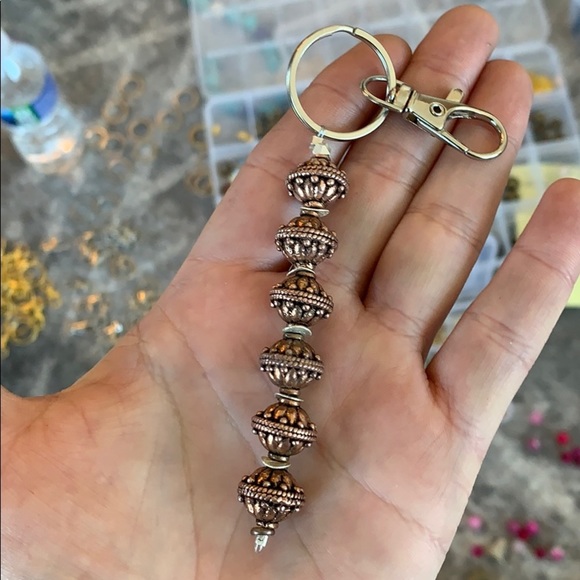 Handmade metal beaded keychain - Picture 8 of 9
